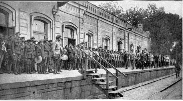 Парад Марковского полка в честь прибытия генерала А.И. Деникина. Белгород, 1919 г.